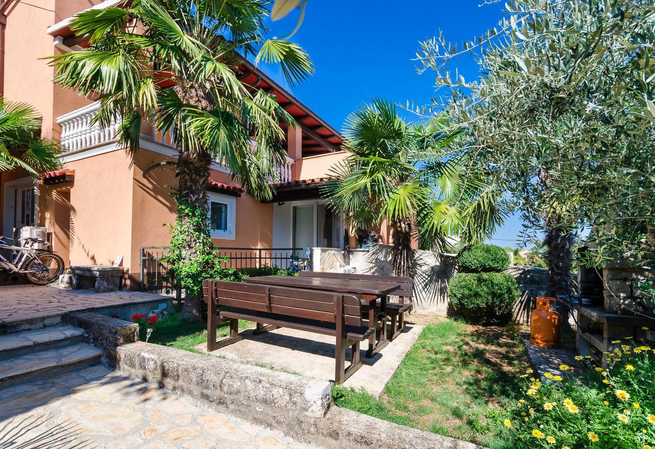 Apartments Ester Funtana Exterior foto